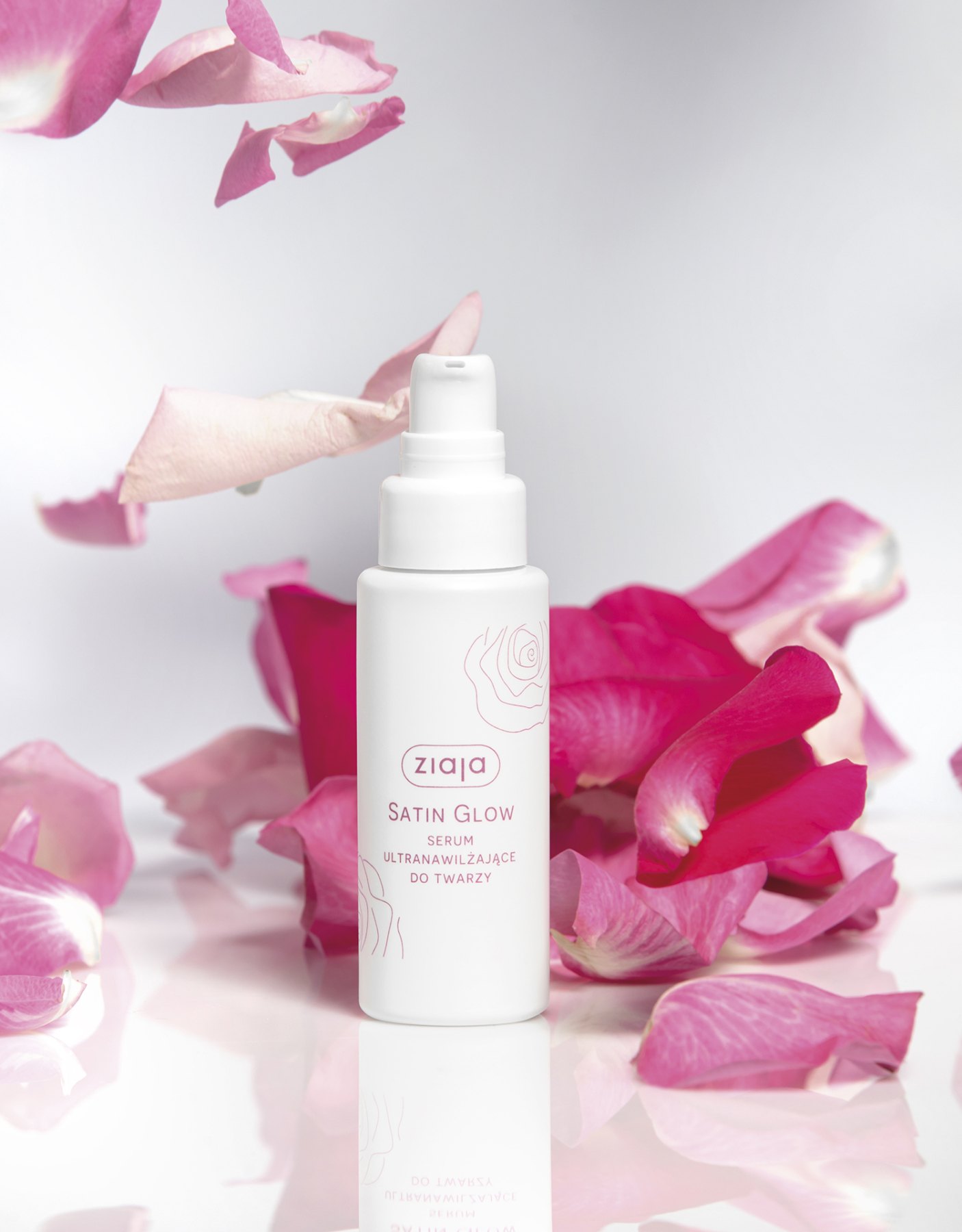 Satin Glow serum van Ziaja tussen rozenblaadjes